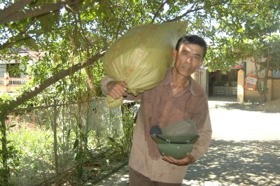 Đôi vợ chồng bán xôi, nhặt ve chai nuôi con vào đại học - 1